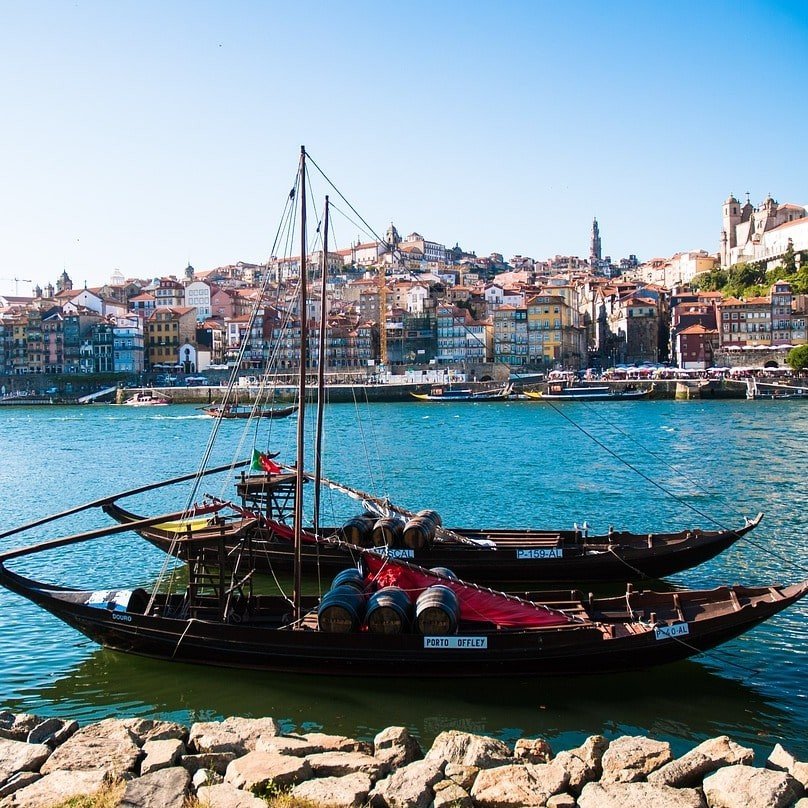 Rabelos accostés au quai de Gaia, face à la Ribeira de Porto