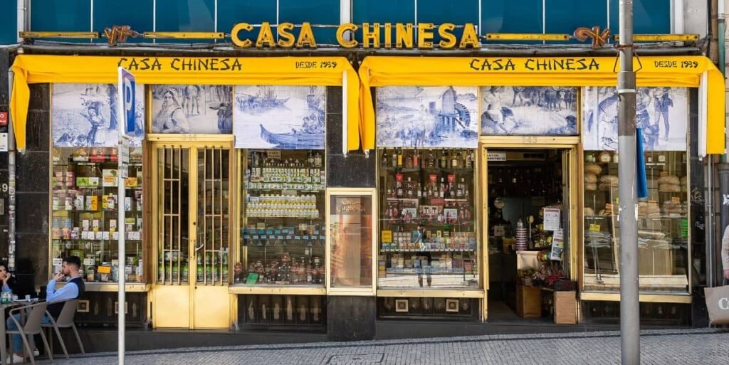 Façade de l'épicerie Casa Chinesa à Porto, Portugal