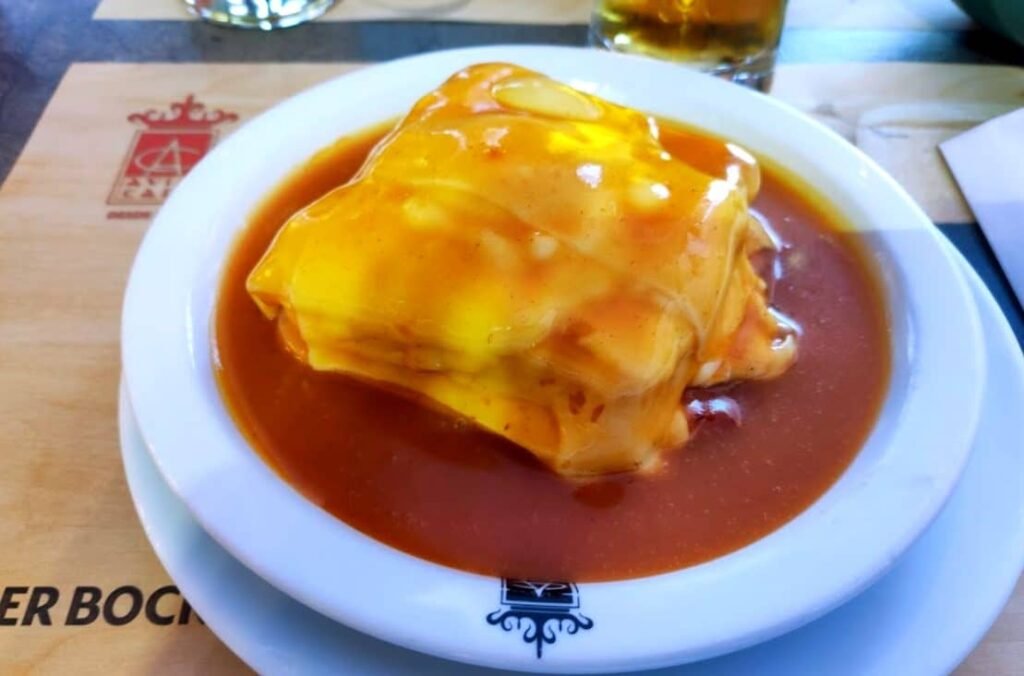 Francesinha du Café Avis à Porto