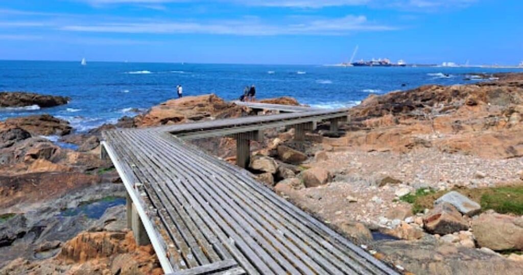 Passadiço das Ondas, passerelle qui longe la mer à partir du Castelo du Queijo à Foz do Douro à Porto