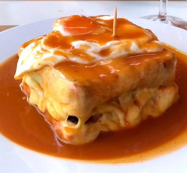 Francesinha du restaurant Capa Negra II à Porto