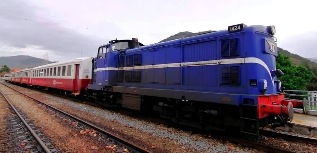 Train Miradouro avec sa locomotive diesel et ses wagons Schindler