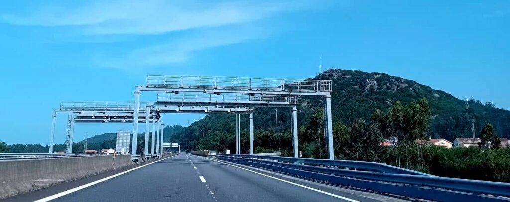 Portique sur une autoroute à péage électronique