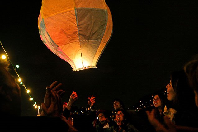 Ballon en papier lors de la nuit de la Saint Jean à Porto