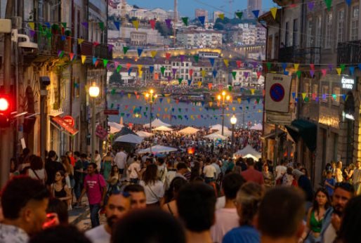 Foule dans les rues de la Ribeira, à Porto, lors des fêtes de la Saint Jean, le 23 juin