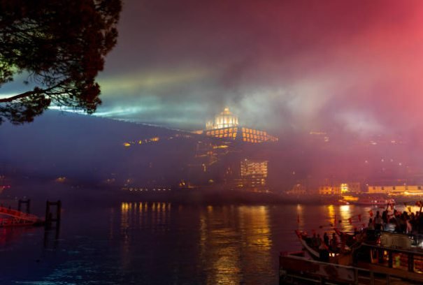 Feu d'artifice sur le Douro à Porto à la Saint Jean