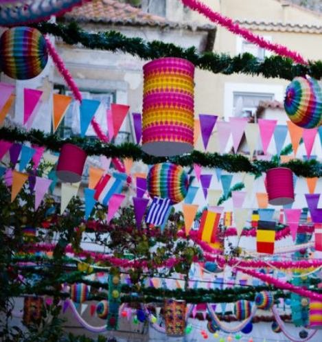 Guirlandes en papier dans les quartiers de Porto pour la Saint Jean